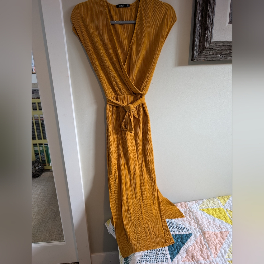 Beautiful Golden Ribbed Wrap Midi Dress